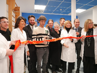 Pecco Bagnaia inaugura la palestra riabilitativa del Regina Margherita